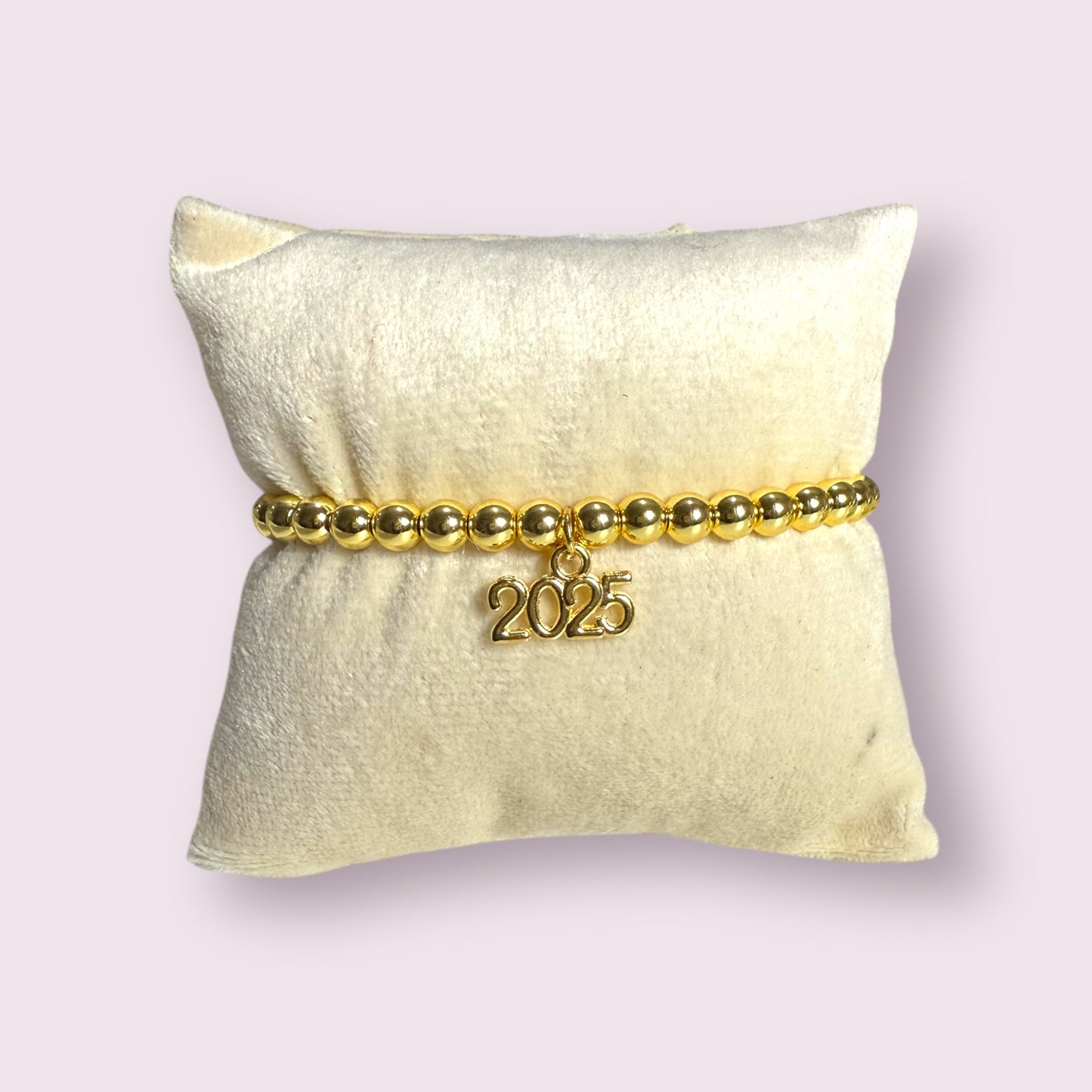 Stylish Graduation Bracelet C/o 2025 features gold beads and a charming 2025 charm, perfect for celebrating achievements.